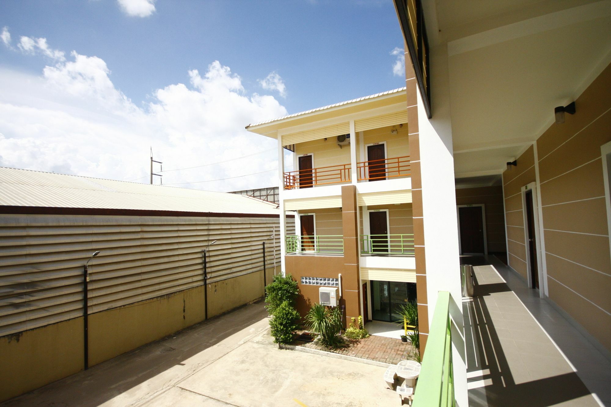 Charoensuk Grand Hotel Kabin Buri Bagian luar foto